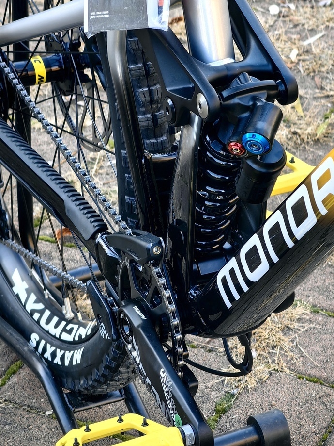 Mondraker, Summum R, 2025, подвеска, вид справа, Кисловодск, продажа, купить, мастерская, ремонт, прокат велосипедов, Downhill